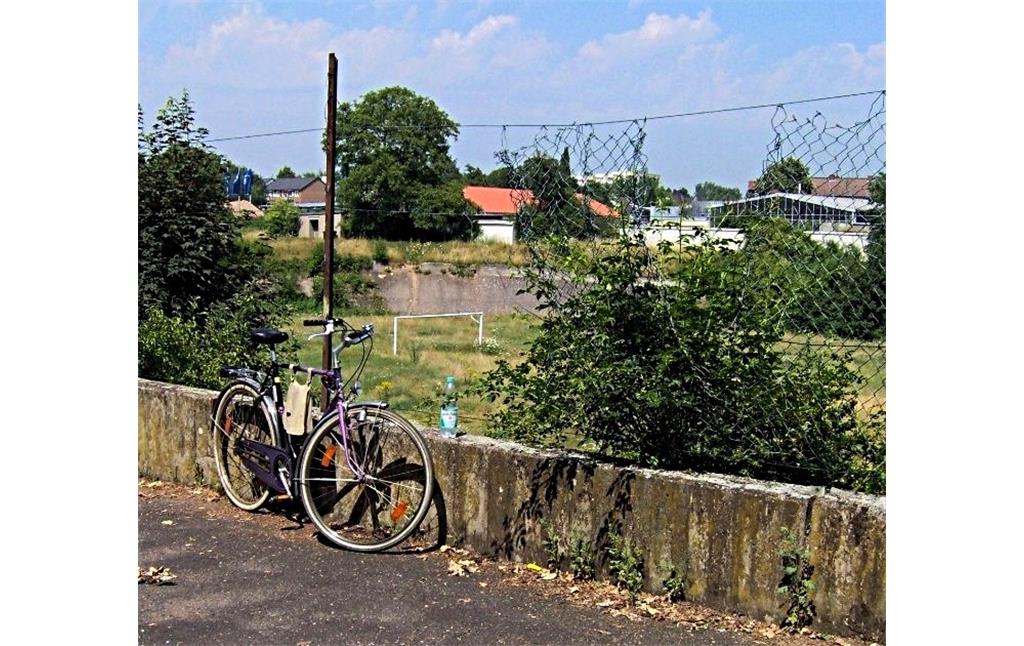 Blick in nördliche Richtung auf das erkennbar im Verfall begriffene frühere Bonner Poststadion, in dem sich auch eine Radrennbahn befand (2005).
