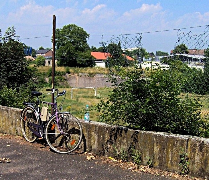 Blick in nördliche Richtung auf das erkennbar im Verfall begriffene frühere Bonner Poststadion, in dem sich auch eine Radrennbahn befand (2005).