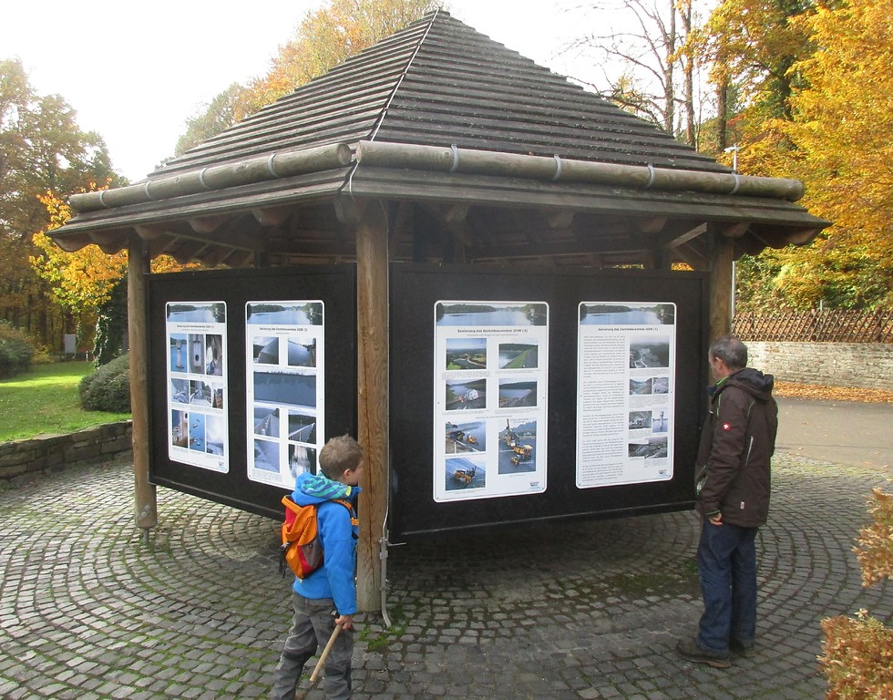 Informationsbereich zur Wahnbachtalsperre an der Staumauer mit zahlreichen Informationstafeln zum Wasserbauwerk (2016).