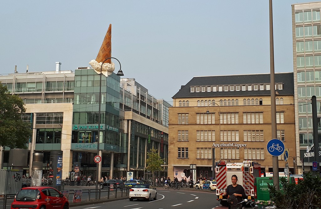 Blick am Neumarkt vorbei in Richtung Zeppelinstraße und Schildergasse in der Kölner Altstadt (2017)