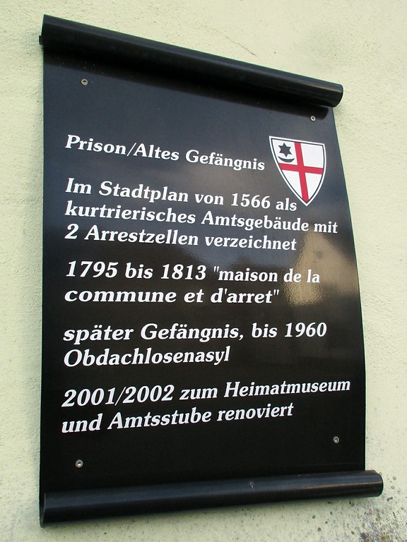 Hinweisschild am früheren kurtrierischen Amtshaus und Burgmannenhaus Kaisersesch, dem alten Gefängnis "Büllesje" (2015).