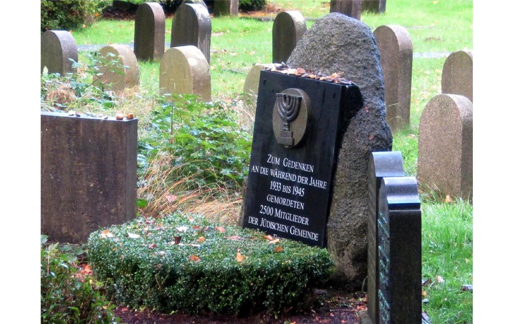 Jüdischer Friedhof auf dem Parkfriedhof in Essen-Huttrop: Gedenkstein an die Verfolgungen während der NS-Zeit (2011).