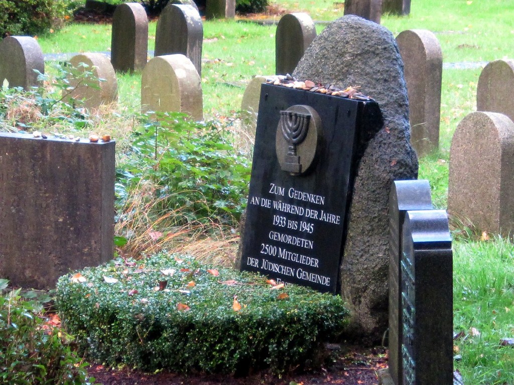 Jüdischer Friedhof auf dem Parkfriedhof in Essen-Huttrop: Gedenkstein an die Verfolgungen während der NS-Zeit (2011).
