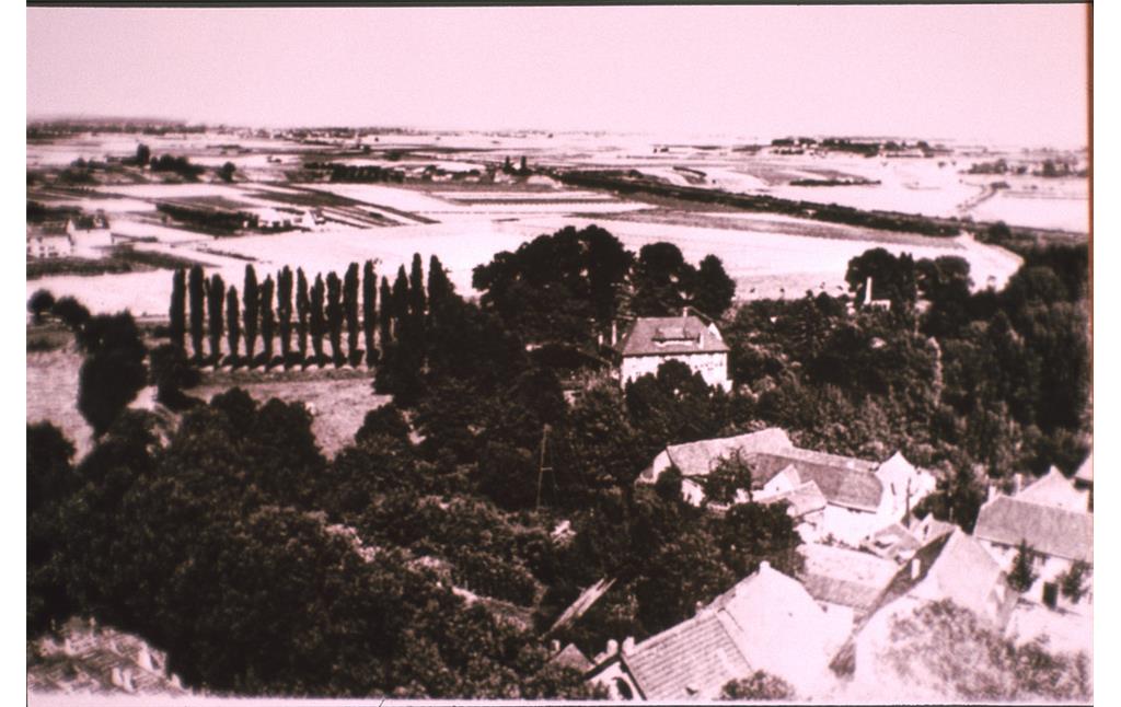 Historische Luftaufnahme (vor 1950): Der Nordteil von Vilich mit der Burg Lede in der Mitte des Bildes, davor liegt das heute nicht mehr vorhandene Gehöft Stroof.