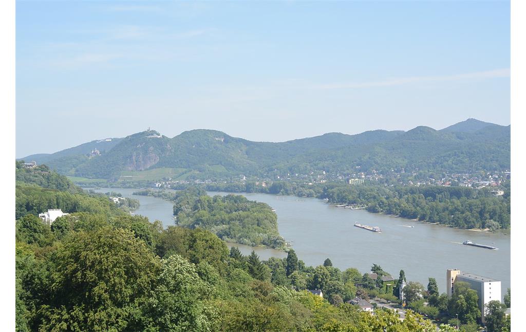 Blick in das Rheintal bei Bad Honnef vom Wildpark Rolandseck aus gesehen (2014). Im Hintergrund das Siebengebirge mit dem Drachenfels.