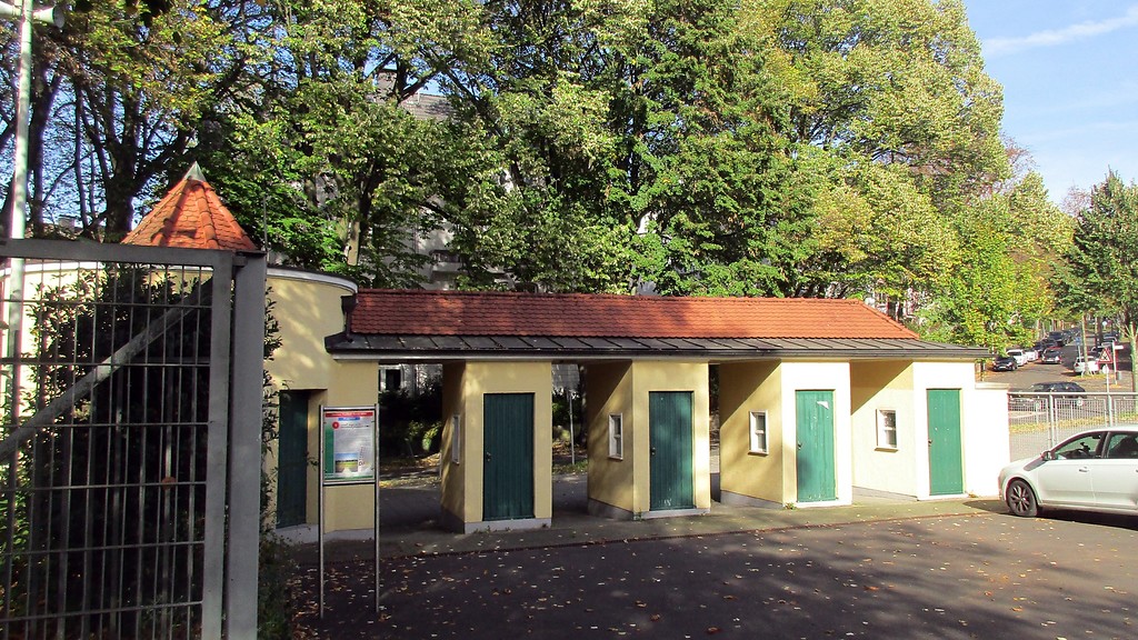 Blick auf die denkmalgeschützten Eingangs- und Kassenhäuschen im Norden des Stadions am Zoo in Wuppertal-Elberfeld (2019)