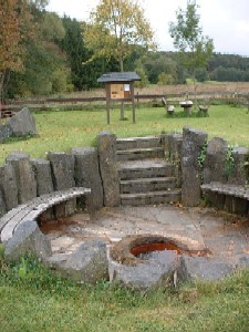 Der umgestaltete Brunnenbereich der Kohlensäurequelle Bodenbacher Drees (2007).