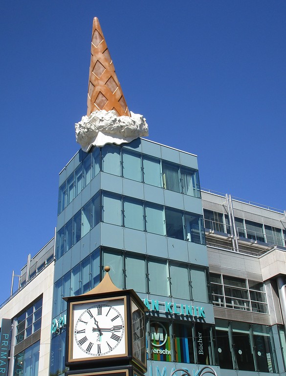 Pop-Art-Skulptur "Eistüte" von Claes Oldenburg (*1929) auf einem Geschäftsgebäude Ecke Zeppelinstraße / Neumarkt in Köln-Altstadt-Süd (2019)