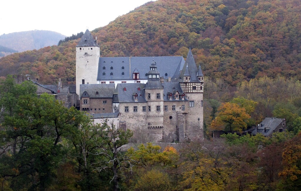 Blick von Süden auf Schloss Bürresheim im Nettetal (2020).