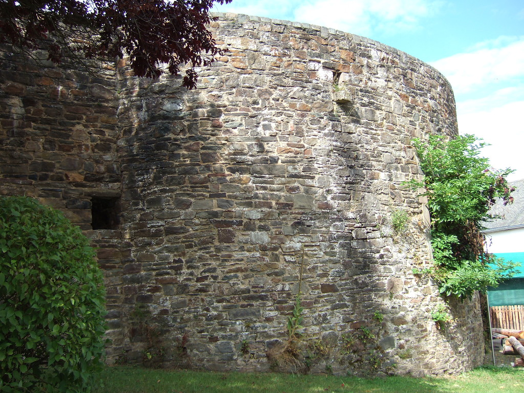 Südöstlicher Wehrturm des Zwingers der Burg Reifferscheid in Hellenthal (2013).