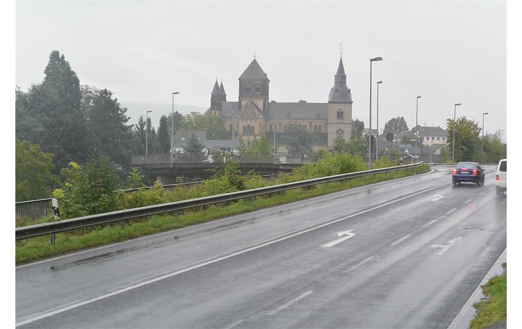 Sankt Peter und Paul Kirche in Remagen von Norden aus gesehen (2014). Im Vordergrund die Bundesstraße B 9.