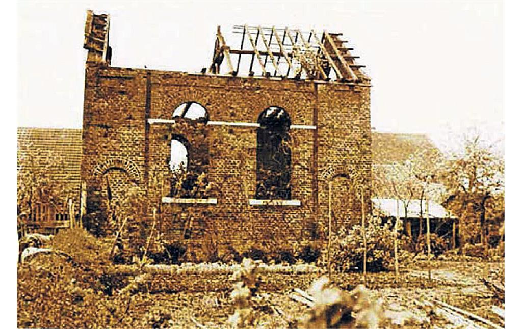 Historische Aufnahme von 1956: Die während des Zweiten Weltkrieges stark zerstörte und wenig später abgetragene frühere Synagoge in Titz-Müntz.