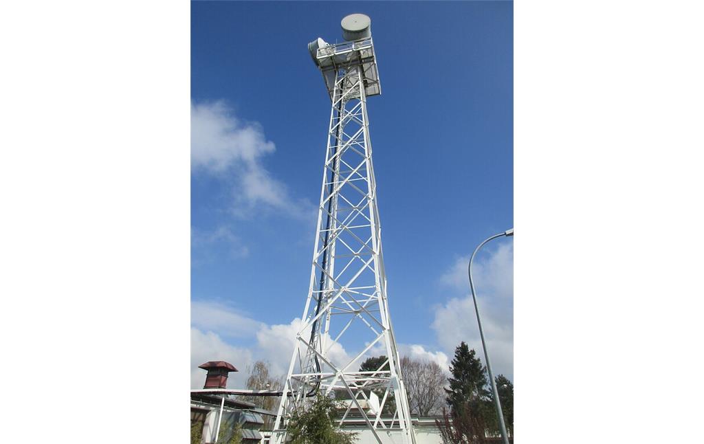 Mast mit Richtfunkantenne in unmittelbarer Nachbarschaft zu der Radarkuppel in der Mercator-Kaserne bei Euskirchen (2021).