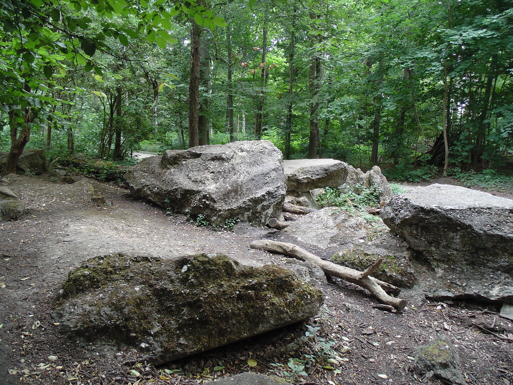 Massive und nicht weiter identifizierte Betonbrocken im Stadtwald in Köln-Lindenthal (2020).
