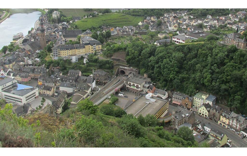Blick vom Pinnerkreuz oberhalb von Cochem auf die Einfahrten des seit 2017 zweiröhrigen Kaiser-Wilhelm-Tunnels (2020).