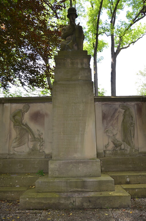 Mittlerer Teil des Kriegerdenkmals auf dem Friedhof in Hottenbach (2021)