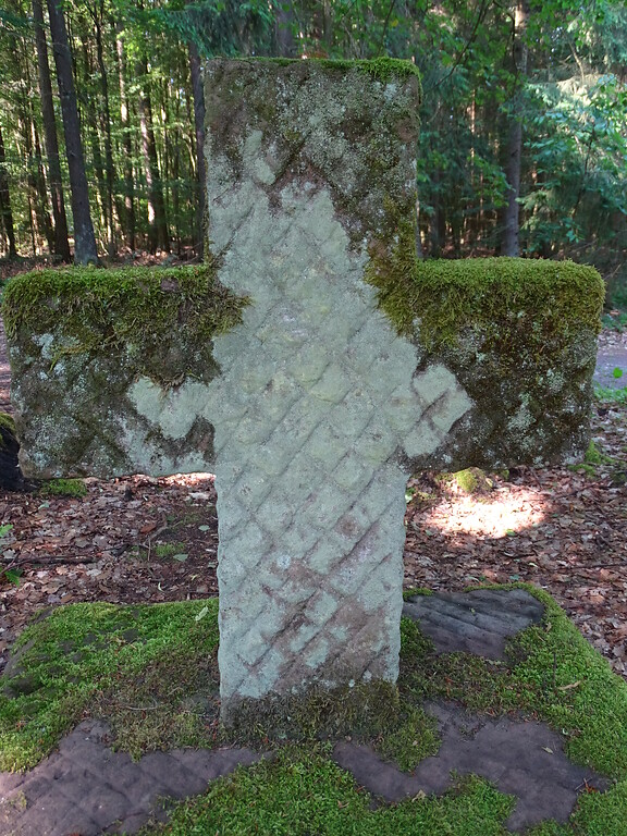 Ritterstein Nr. 132 Steinernes Kreuz 1910 nordwestlich von Esthal (2019)