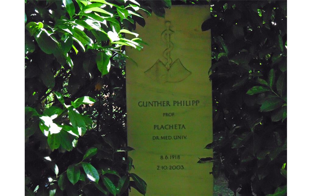 Grabstätte des Schauspielers, Arztes und Rennfahrers Gunther Philipp (eigentlich Dr. Gunther Placheta, 1918-2003) auf dem Melatenfriedhof in Köln-Lindenthal (2020).