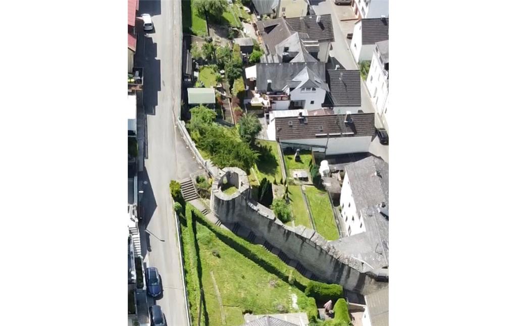 Luftaufnahme der Stadtbefestigung in Dausenau mit dem Katzenturm (2022)