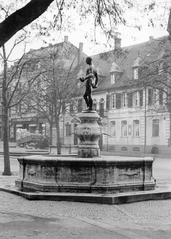 Der Schusterbrunnen, auch Schuster-Joß-Brunnen genannt, in Pirmasens (1950er Jahre)