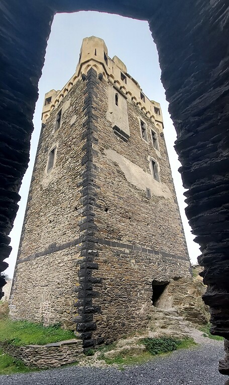 Blick im Inneren der Burgruine Wernerseck von Südwesten auf den mächtigen Wohnturm (2021).