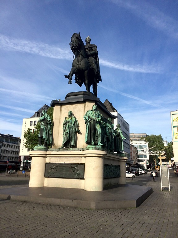 Denkmal für den preußischen König Friedrich Wilhelm III. auf dem Kölner Heumarkt (2019), Blick von Nordosten.