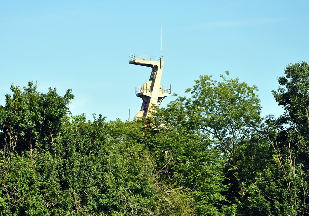 Der Förderturm des Bergwerks Niederberg (Schacht IV) bei Kempen-Tönisberg (2017), Blick von der Kastenbockmühle aus.