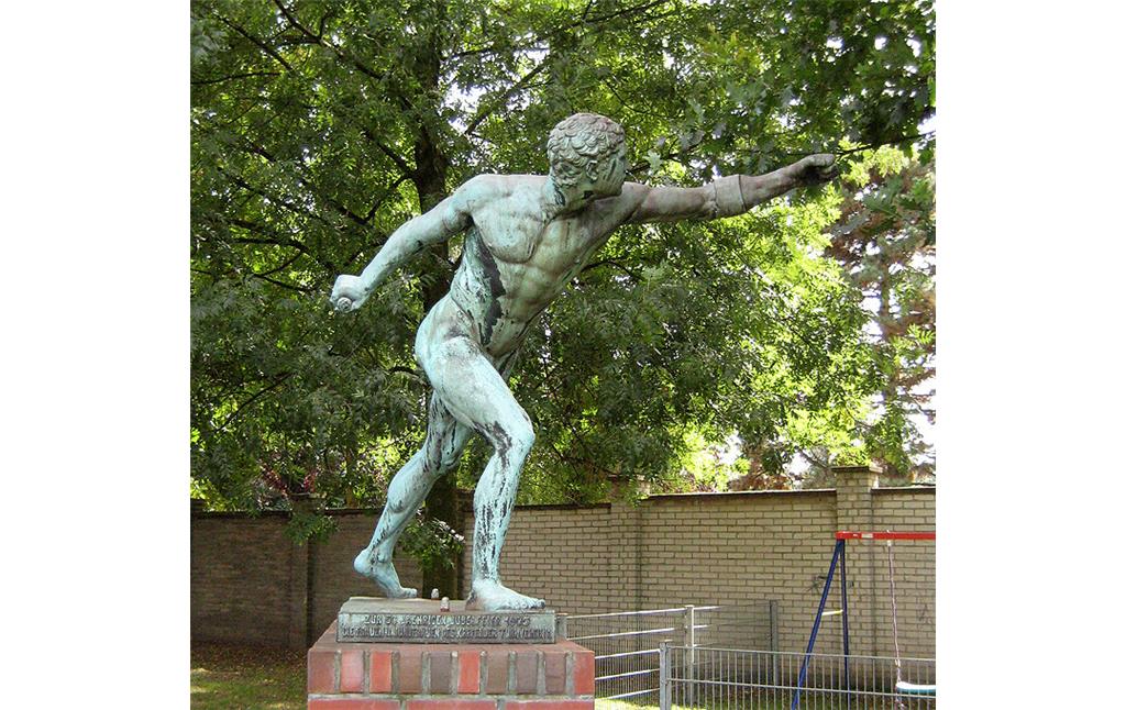 Die einen olympischen Sportler darstellende Bronzefigur an der Krefelder Hubert-Houben Kampfbahn (2007), das Werk enstand 1905 in der Düsseldorfer Werkstätte "Bronceguss Förster-Kracht".