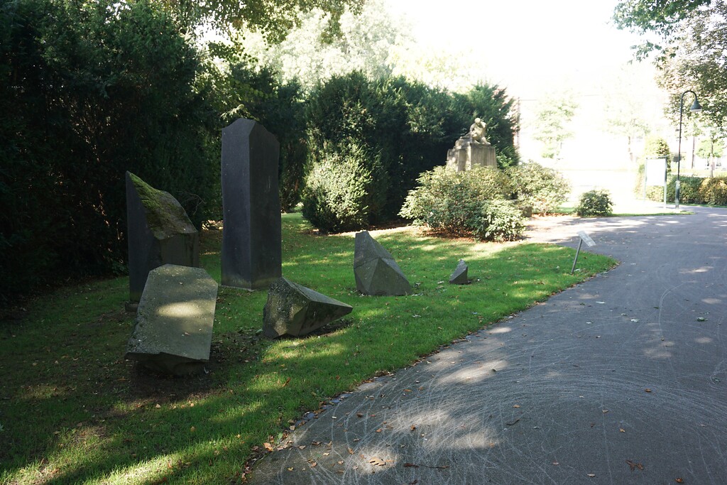 Rees, Stadtgarten, Ravelin (2021). Kriegerdenkmäler 1920 und 2006. Im Vordergrund das Erinnerungsmal an die Zerstörung von Rees im Februar 1945