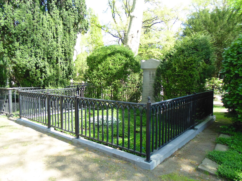 Die Grabstätte von Mitgliedern der Familie Du Mont auf dem Kölner Friedhof Melaten (2020).