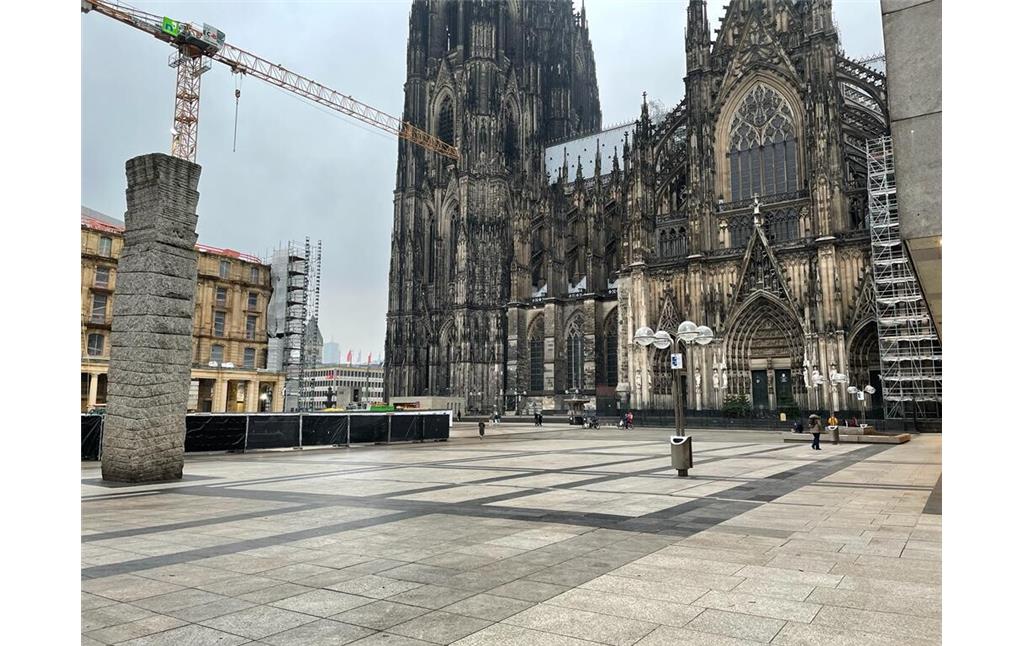 Der Roncalliplatz mit Blick auf den Kölner Dom (2021)