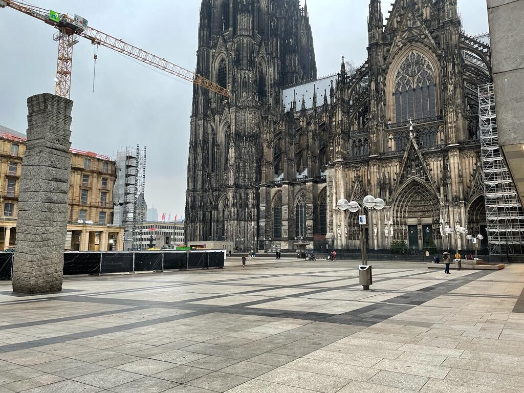 Der Roncalliplatz mit Blick auf den Kölner Dom (2021)