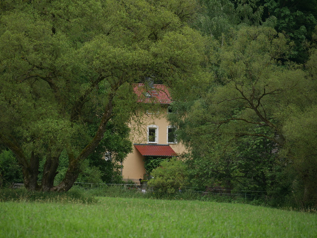 Südseite des Streckenwärterhauses bei Weilburg-Kirschhofen (2017)