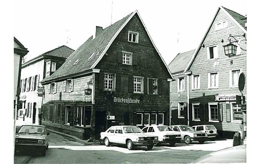 Das Gasthaus "Brückenschenke" aus dem 19. Jahrhundert (Stadt Essen Baudenkmal Nummer 175), Am Mühlengraben 2 in Essen Kettwig (1987).