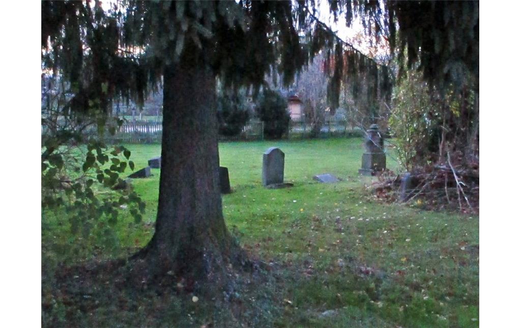 Einzelne Gräber auf dem neuen Jüdischen Friedhof in der Burgstraße, Grafschaft-Gelsdorf (2015).