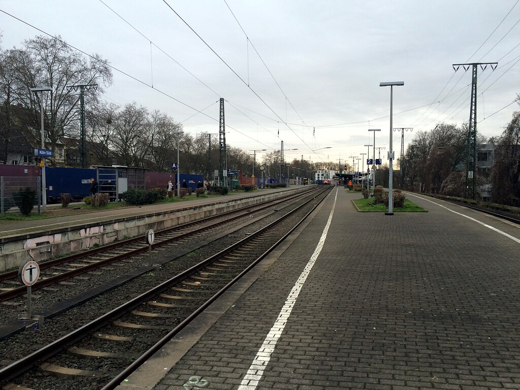 Bahnhof Köln-Süd (2016), Blick in Richtung Süden auf Bahnsteige und die beiden Mittelgleise.
