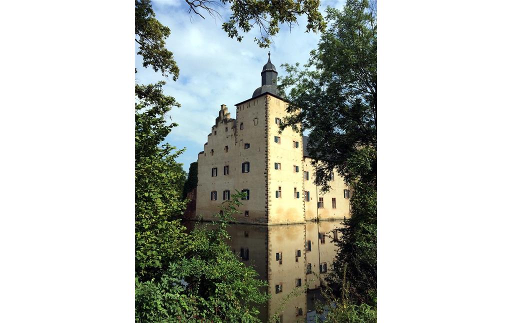 Sicht auf den quadratischen Nordturm der Burg Veynau bei Euskirchen und ein Teil des Wassergrabens (2014)