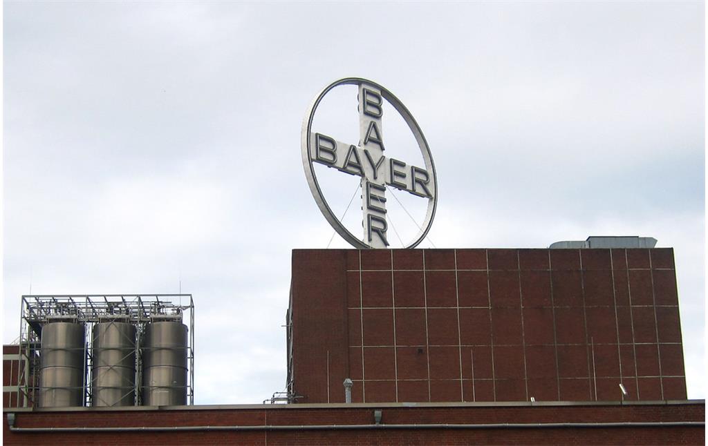 Das Bayer-Kreuz auf dem Dach des Bayer-Werkes in Krefeld-Uerdingen, Ansicht von der "Alten Friedhofstraße" aus (2014).