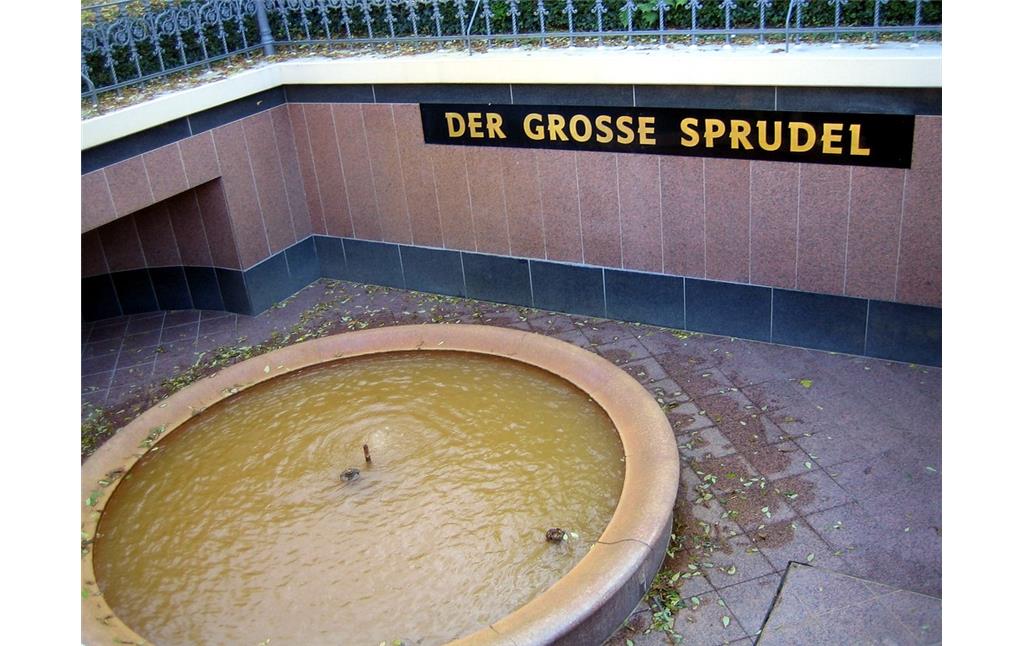 Großer Sprudel im Kurpark Bad Neuenahr (2015).