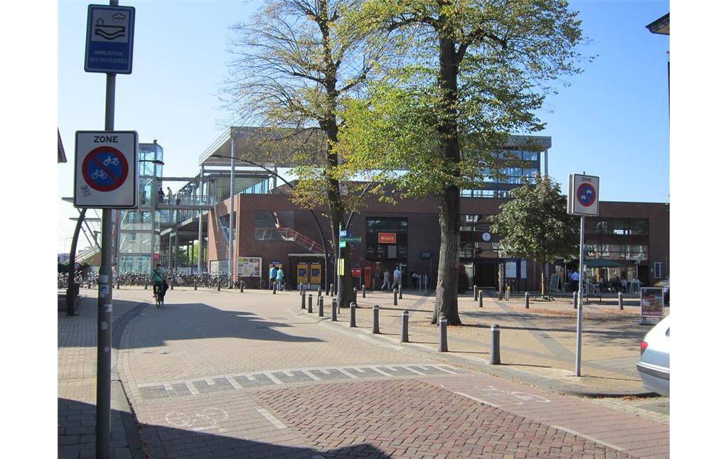 Straßenseite des modernen Bahnhofs Boxtel (2011)