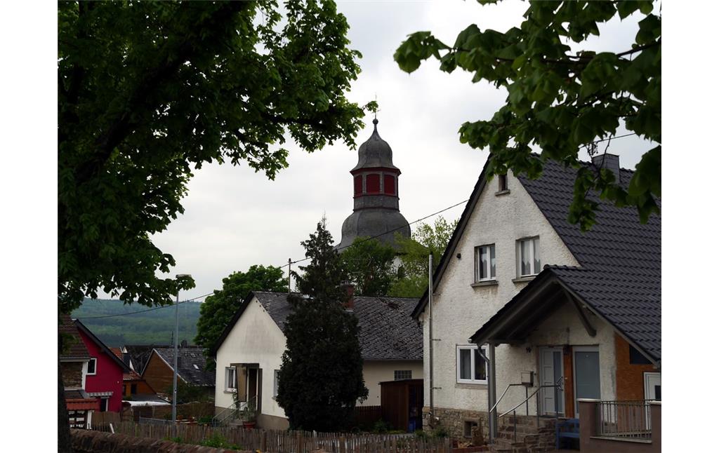 Turm der katholischen Pfarrkirche Maria Himmelfahrt Dörrebach, von der ehemaligen Dörrebacher Schule aus gesehen (2016).