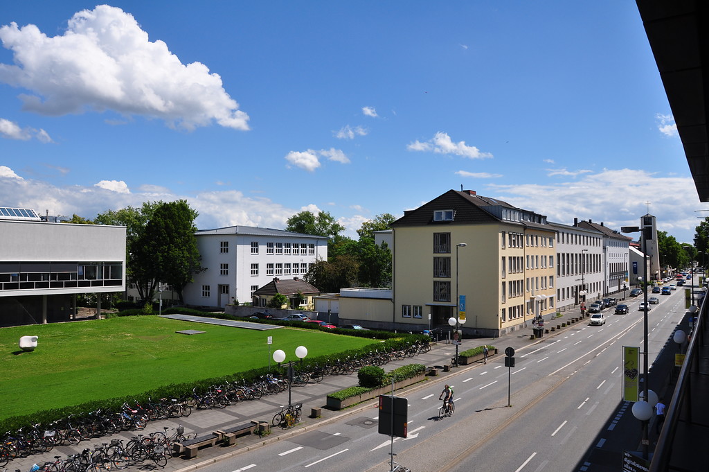 Blick auf die Adenauerallee in Bonn mit der am linken Rand sichtbaren Universitäts- und Landesbibliothek (2017)
