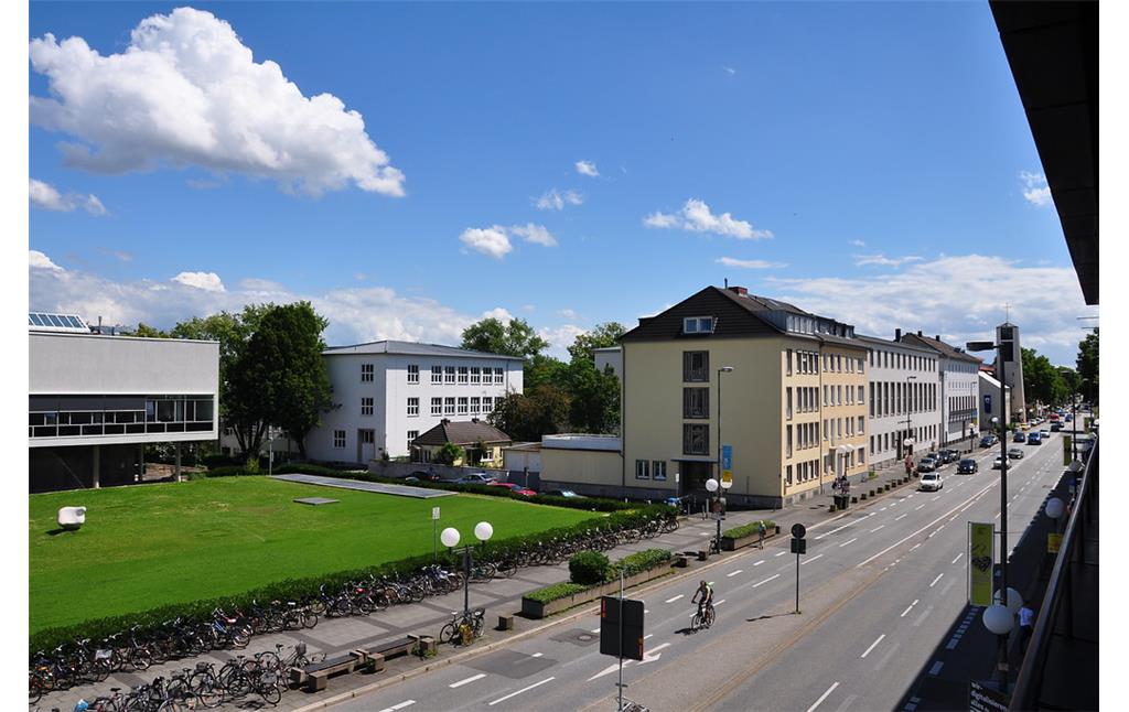Blick auf die Adenauerallee in Bonn mit der am linken Rand sichtbaren Universitäts- und Landesbibliothek (2017)