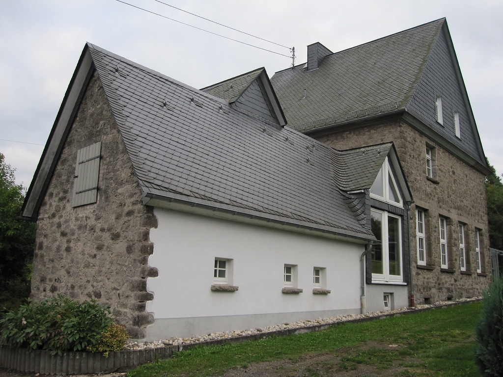Rückansicht des Dorfgemeinschaftshauses (Alte Schule) in Mähren im Westerwald (2013)
