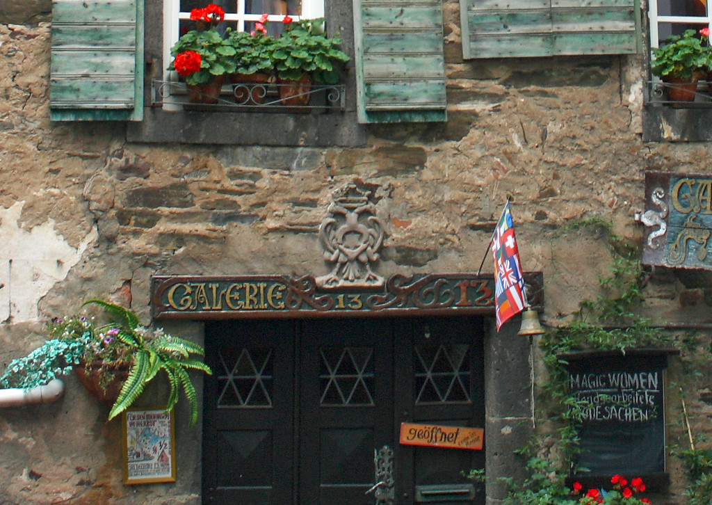 Ein in Stein gehauener kaiserlicher Doppeladler mit Davidstern über dem Hauseingang der ehemaligen Beilsteiner Synagoge (2012).