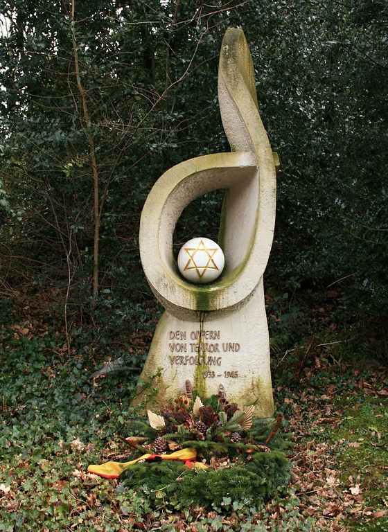 "Den Opfern von Terror und Verfolgung 1933-1945" gewidmeter Gedenkstein im Eingangsbereich zum Odenkirchener jüdischen Friedhof in der Kamphausener Straße (2015).