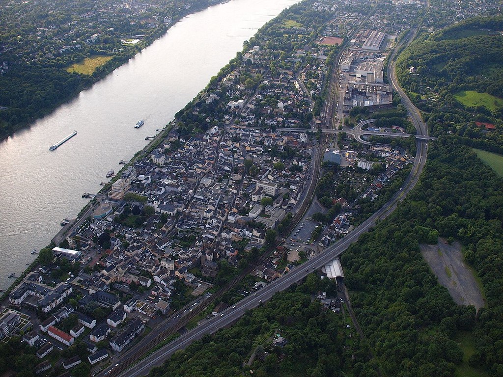 Luftbildaufnahme von Königswinter aus südöstlicher Richtung (2012). Links im Bild der Rhein, rechts oben der Bereich des Lemmerzwerks am Fuße des Kellerbergs.