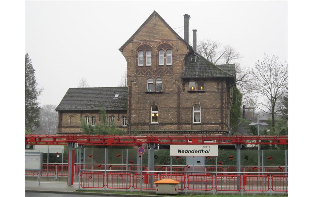 Empfangsgebäude Bahnhof Neanderthal (2013), Ansicht von der Bahnseite.