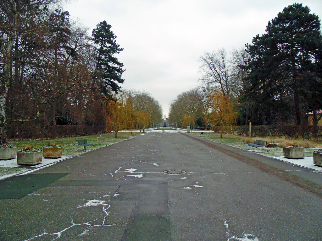 Blick vom Eingang des Westfriedhofs in Köln-Vogelsang in Richtung des Krematoriums (2021).