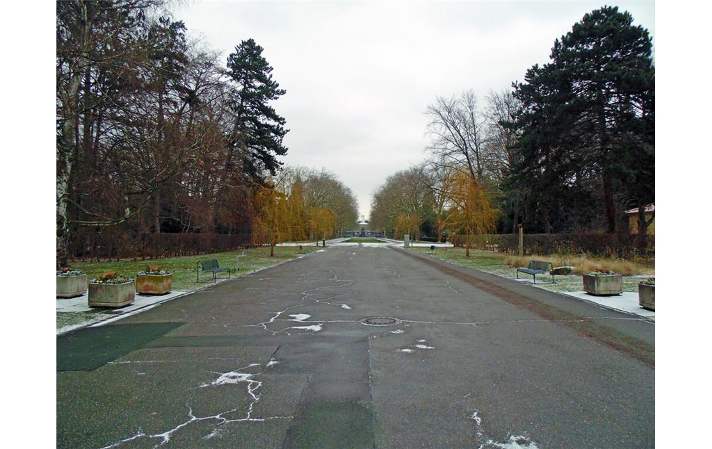 Blick vom Eingang des Westfriedhofs in Köln-Vogelsang in Richtung des Krematoriums (2021).